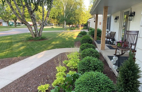 Allouez House | 5br minutes to Lambeau w/WiFi, Grill & Firepit - Walk to stores & restaurants