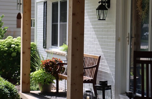 Allouez House | 5br minutes to Lambeau w/WiFi, Grill & Firepit - Walk to stores & restaurants