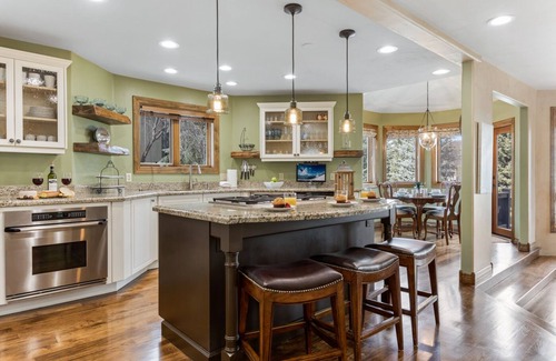 Edwards House | 5BR Mountain Retreat w/Private Hot tub, Fire Pit, on Arrowhead Skier Shuttle
