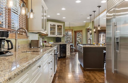 Edwards House | 5BR Mountain Retreat w/Private Hot tub, Fire Pit, on Arrowhead Skier Shuttle