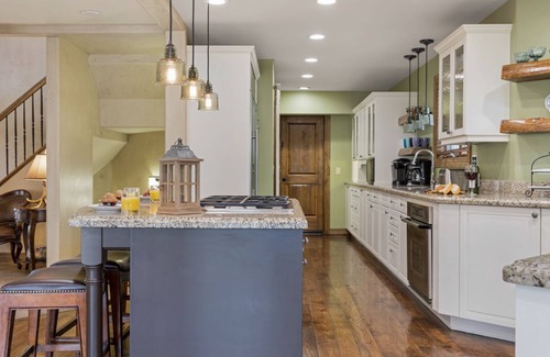 Edwards House | 5BR Mountain Retreat w/Private Hot tub, Fire Pit, on Arrowhead Skier Shuttle