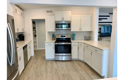 South Pinellas Community Council House | 5BR Newly updated home 6 min to Madeira Beach!