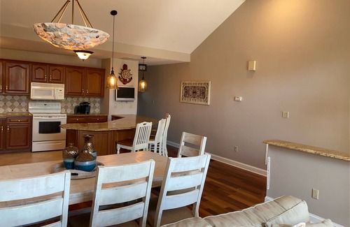 North End House | 5BR on Central Ave, 1.5 blocks from beach in Gold Coast