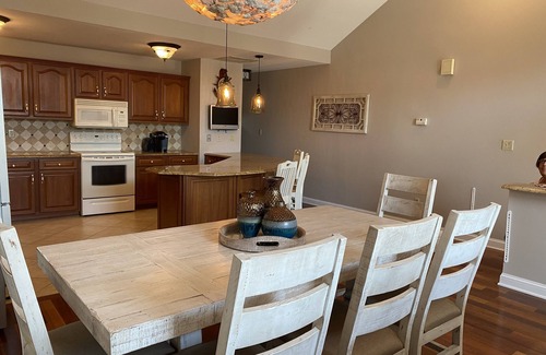 North End House | 5BR on Central Ave, 1.5 blocks from beach in Gold Coast