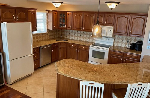 North End House | 5BR on Central Ave, 1.5 blocks from beach in Gold Coast