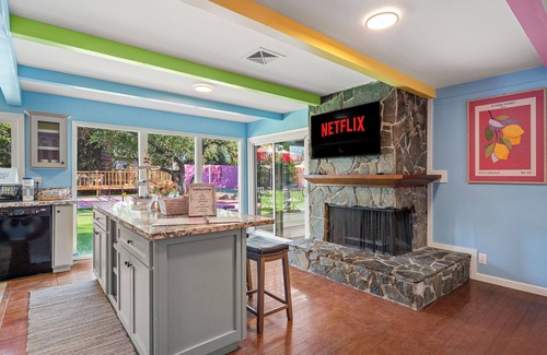 Riverside House | 5BR|Pickleball Court|Pool|Tree Deck|Mini Golf|BBQ