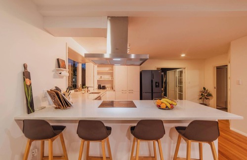 Avonhead House | 5BR Retreat – Garden & Deck Near Airport