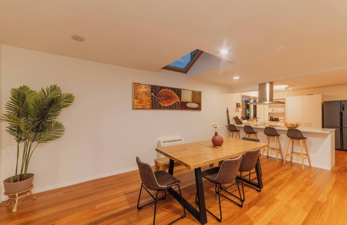 Avonhead House | 5BR Retreat – Garden & Deck Near Airport