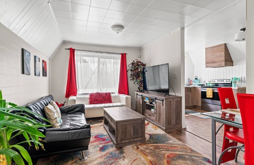 Tukwila House | 5BR Seattle Barn house, 15 Min to Stadiums