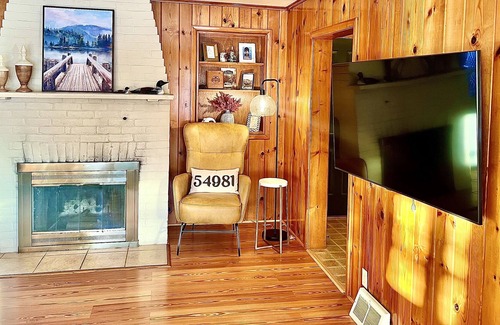 Waupaca House | 5BR Sunset facing on Chain O Lake's McCrossen Lake firm sand & clear/clean water