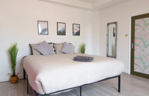 East Acton Apartment | 5C- Stylish Urban Retreat - Spacious 2 Bed Flat