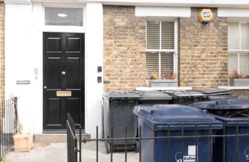 East Acton Apartment | 5C- Stylish Urban Retreat - Spacious 2 Bed Flat