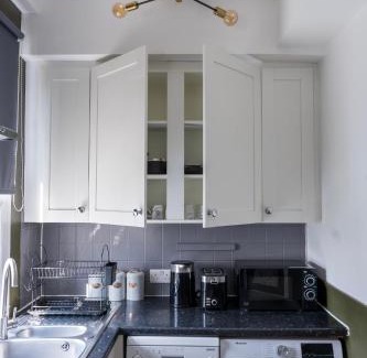 East Acton Apartment | 5C- Stylish Urban Retreat - Spacious 2 Bed Flat