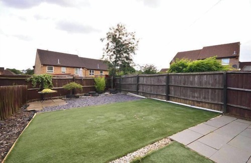 Kettering House | 5Guests-FamilyFriendly-Parking-GardenView-Centre