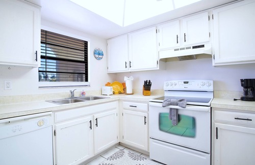 Iona Condo | 5Mi to Beach! Pool Quiet Unit Tennis Lanai Laundry Parking #MISSION DESTINATIONS
