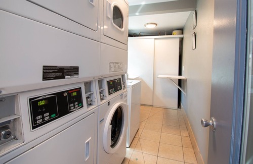 Civic Core Apartment | .5mi walk to GASLAMP/ 2 blocks Transit Center. AC!