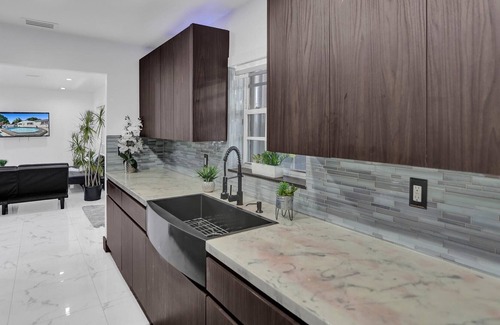 Driftwood House | 5Min to HardRock|NearBeach|Salt Water pool