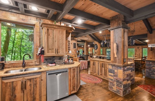 Ellijay Cabin | 5mins to apple the houses. family-sized rustic cabin w/fireplace & hot tub.
