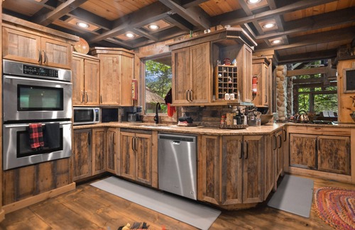 Ellijay Cabin | 5mins to apple the houses. family-sized rustic cabin w/fireplace & hot tub.