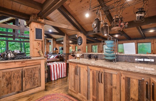 Ellijay Cabin | 5mins to apple the houses. family-sized rustic cabin w/fireplace & hot tub.