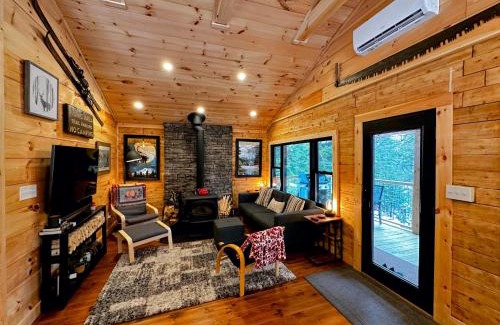 Bethlehem House | 5R Cozy log chalet in fantastic location. Ski, snowshoe, fish, explore! AC, pet friendly!