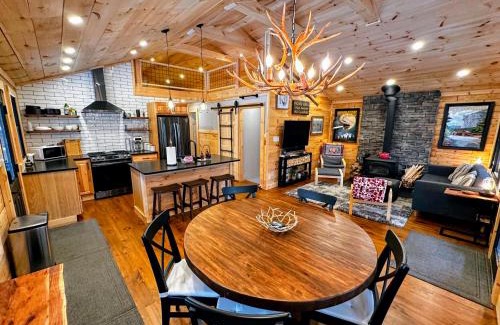 Bethlehem House | 5R Cozy log chalet in fantastic location. Ski, snowshoe, fish, explore! AC, pet friendly!
