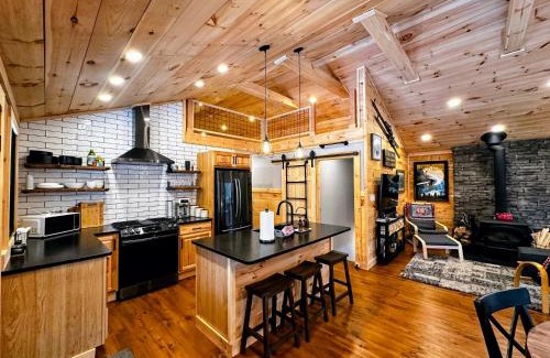 Bethlehem House | 5R Cozy log chalet in fantastic location. Ski, snowshoe, fish, explore! AC, pet friendly!