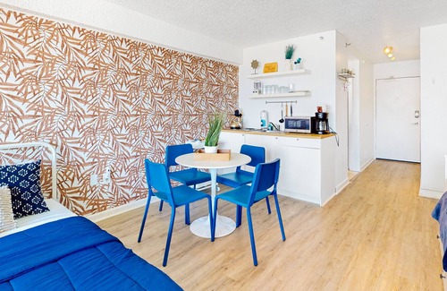 East Daytona Apartment | 5th-floor studio near the beach, pool, outdoor shower, washer/dryer, AC