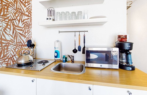 East Daytona Apartment | 5th-floor studio near the beach, pool, outdoor shower, washer/dryer, AC