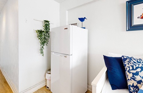 East Daytona Apartment | 5th-floor studio near the beach, pool, outdoor shower, washer/dryer, AC
