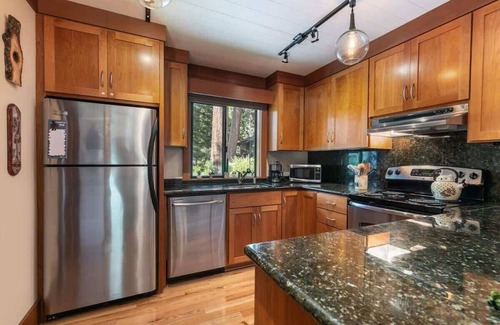 Tahoe Sierra Estates House | 6-8 Miles to Palisades|Alpine|Homewood|Walk to TC