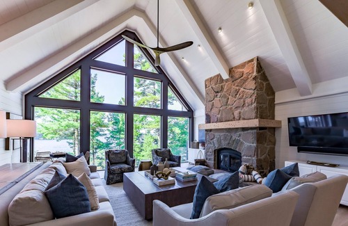 Bracebridge Villa | 6 bdrm, 5 bath Luxury Cottage, Boathouse, Lake Muskoka, All day sun!