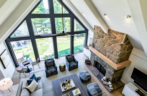 Bracebridge Villa | 6 bdrm, 5 bath Luxury Cottage, Boathouse, Lake Muskoka, All day sun!