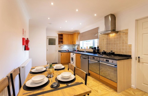 Peterborough House | 6-Bed Contractor House | Long Stay Discounts | WiFi, Driveway Parking, Smart TV