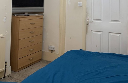 Tottenham Hale Apartment | 6 Bed Flat Next to Tottenham Hale Shopping Centre