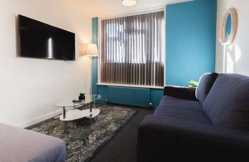 Woodley House | 6 bed Residential home with Parking.