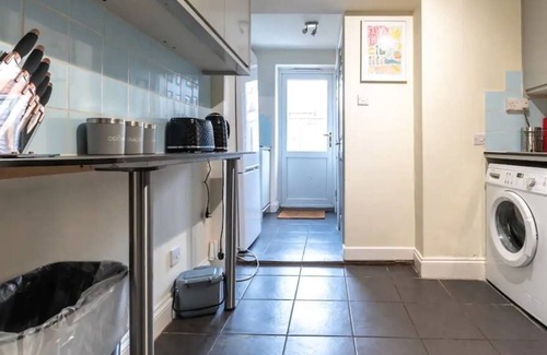 Woodley House | 6 bed Residential home with Parking.