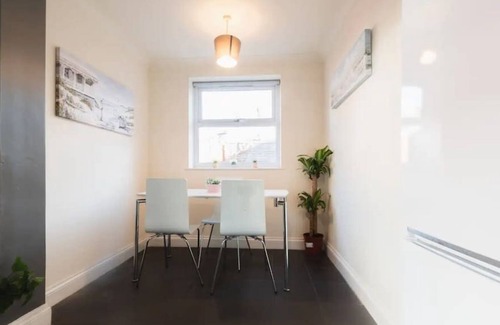 Woodley House | 6 bed Residential home with Parking.