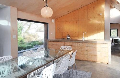 Batheaston House | 6-Bed Sleeps 16 Pets Allowed Hot Tub