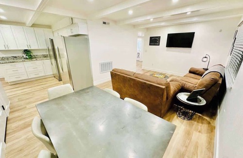 West University House | 6-Bedroom/3-Bath/Sleeps16/Pet OK