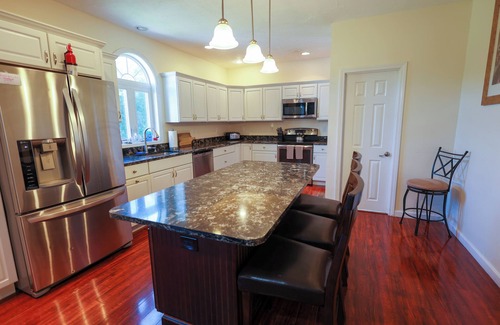 Meredith House | 6 BEDROOM, 5 BATH, MODERN HOME CLOSE TO PUBLIC BEACH ON 2 ACRES, 1 MILE TO TOWN