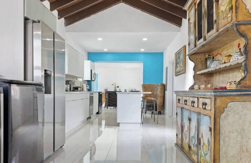 Homestead Apartment | 6 Bedroom 631339 by Houzlet