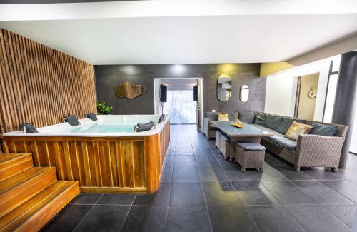 Zona Rosa Apartment | 6 bedroom and Jacuzzi 1 block from LLeras P6
