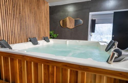 Zona Rosa Apartment | 6 bedroom and Jacuzzi 1 block from LLeras P6