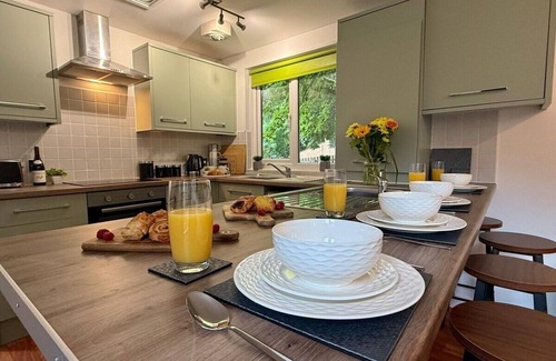 Sheffield House | 6 Bedroom Chalet with Secure Parking