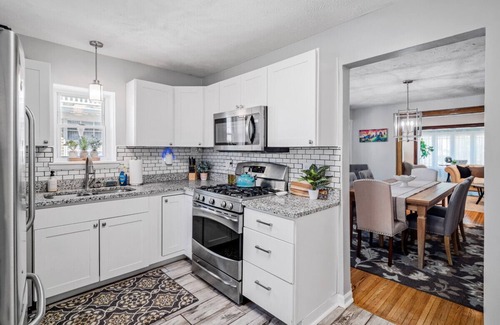 Cleveland House | 6 Bedroom Entire Duplex for Large Groups!