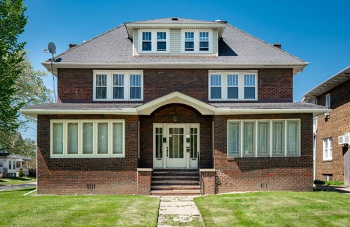 Cleveland House | 6 Bedroom Entire Duplex for Large Groups!