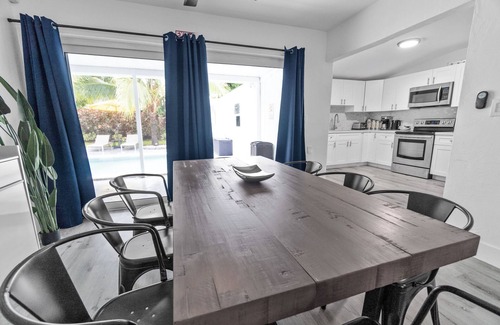 Driftwood House | 6 Bedroom Home w Pool - Ping pong & Outdoor Shower