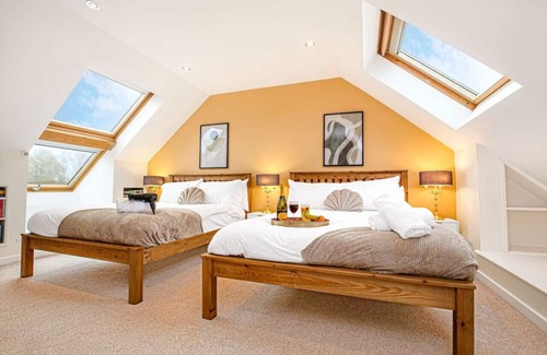 Newport Pagnell House | 6 Bedroom House - Pool Table, Wifi, SkyTV & Xbox