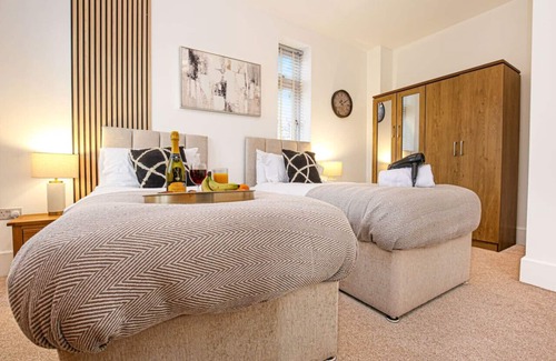 Newport Pagnell House | 6 Bedroom House - Pool Table, Wifi, SkyTV & Xbox
